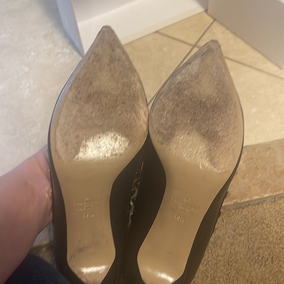 Valentino Garavani Black Leather Gold Rockstud - Picture 6 of 8